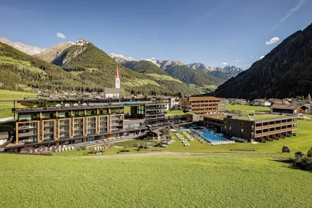 Alpine Luxury Spa Resort Schwarzenstein Отели в г. Валле-Аурина