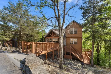 Whispering Woods Lodge - Sleeps 6 2 Bedroom Home by RedAwning