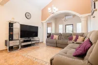 Big Vacation House Hotels in Arenales Altos