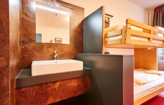 ดีเจเอช ยูเกินด์เกสเตอเฮาส์ อดอล์ฟ คอลพิง