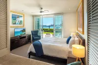 Pavillion 17 - Waterfront Spacious 4 Bedroom with Own Inground Pool and Golf Buggy - parking