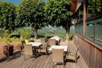 Logis le Saint Cyr Hotels in Montmelard