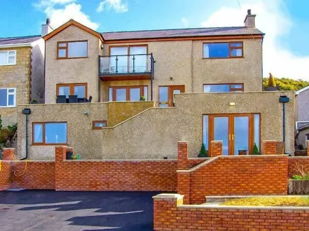 Crud yr Awel Apartment Отели рядом с достопримечательностью «Парк Гринвуд Фэмили»