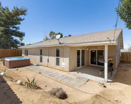 Colorful Cactus - Hot Tub, BBQ and Fire Pit! 4 Bedroom Home by RedAwning 約書亞樹村酒店