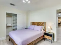 Billiards & Private Pool: Bright Clovis Home! クローヴィスのホテル