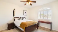 Hillside Desert House - Hot Tub, Fire Pit and BBQ! 3 Bedroom Home by Redawning Hotel di Yucca Valley