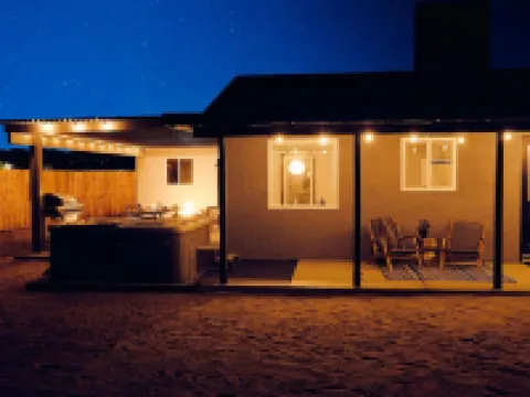 Live Centered W/ Hot Tub, Fire Pit in Joshua Tree 2 Bedroom Home by RedAwning 約書亞樹村酒店