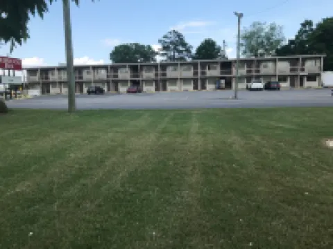 Redwood Inn Hotels in Gadsden