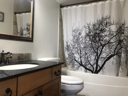 Majestic Mountainside cottage on Lake Okanagan