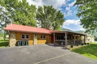 'Campbell Retreat' in Maggie Valley w/ Deck! - Parkplatz