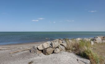 Pet-Friendly Oak Harbor Condo Walk to Lake!