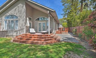 Deck and River Views Family Home in Grants Pass