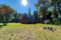 Private 2-Acre Retreat w/ Mtn Views, Walk to River - 3 étoiles