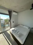 Straw Hat Surf Hostel - balcony