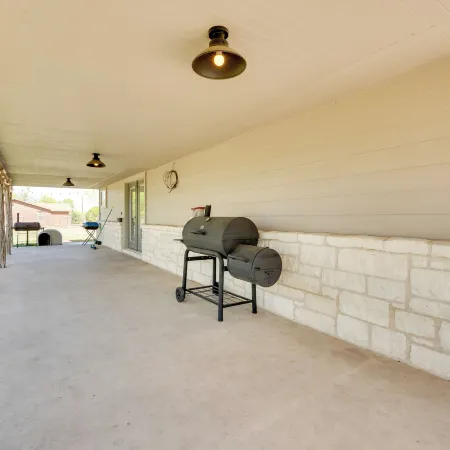 Pet-Friendly Cabin on 3 Acres 7 Mi to Uvalde!