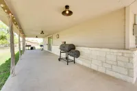 Pet-Friendly Cabin on 3 Acres 7 Mi to Uvalde!