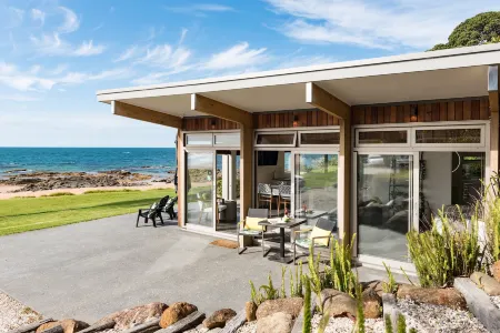Golden Sand Beachfront, Cable Bay Stays, Cable Bay, Northland Отели в г. Мангони