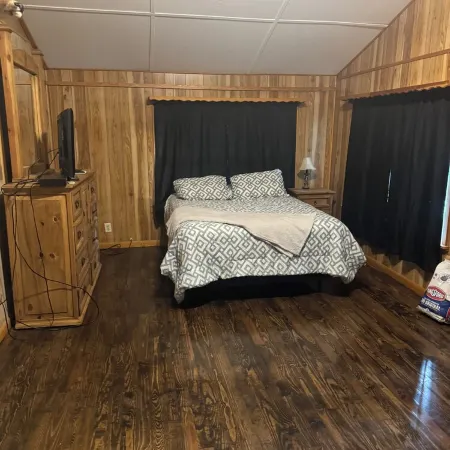Cozy 2-bedroom cabin with WiFi, AC in charming Murfreesboro on Lake Greeson.