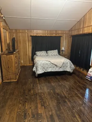 Cozy 2-bedroom cabin with WiFi, AC in charming Murfreesboro on Lake Greeson.