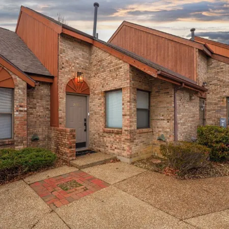 Center of city private Town Home W/fire pit &BBQ