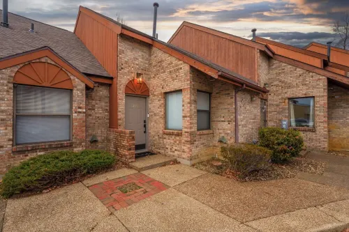 Center of city private Town Home W/fire pit &BBQ