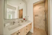 Island Living 2-Bed, 2-Bath Oceanfront Ground-Level Condo Direct Beach Access E7