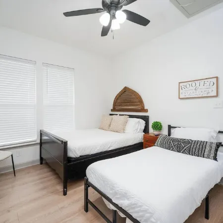 Charming 3-bedroom house in fabulous Brenham with WiFi, AC