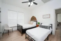 Charming 3-bedroom house in fabulous Brenham with WiFi, AC