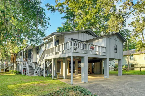 Lakefront Home: Deck, Grills & Fire Pit in Karnack - parking