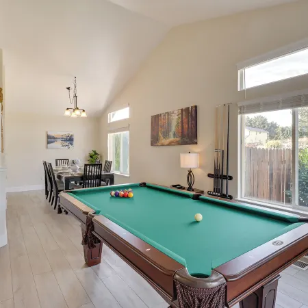 4 Mi to Downtown Reno: Family Retreat w/ Fireplace