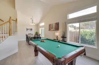 4 Mi to Downtown Reno: Family Retreat w/ Fireplace - Bungalows