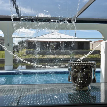 Golden Globe - luxury on the canal with pool/spa