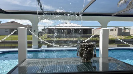 Golden Globe - luxury on the canal with pool/spa