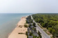 Spacious Cabin with Lake View and Grilling Area - Charming Getaway Hotels in Greenbush Township
