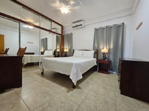 ออเรลา เรสซิเดนซ์ โรงแรมใน