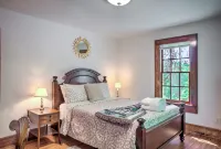 Charming Stone Cottage and Rustic Barn - Serene Mountain Escape Отели в г. Мак-Дауэлл