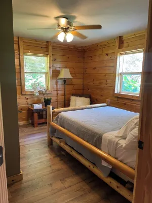 Country Creek Retreat: cozy 2-bedroom cabin with AC, WiFi, & forested privacy