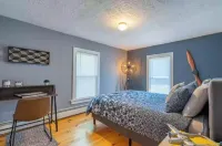 *New* The Foundry Getaway 2BR / 1 BR Hotels in Saranac Lake