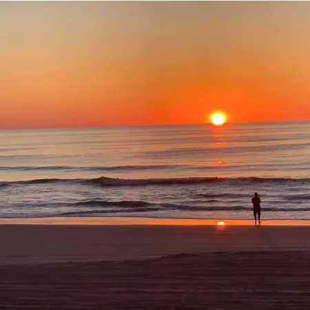 PRIVATE//QUITE /COZY / / OCEAN VIEW / COUPLES GETAWAY. WALK TO FOOD & LIVE MUSIC