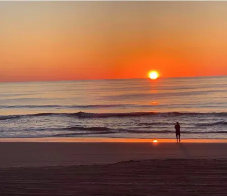 PRIVATE//QUITE /COZY / / OCEAN VIEW / COUPLES GETAWAY. WALK TO FOOD & LIVE MUSIC