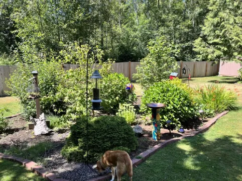 "The Red Door" 1 mile from downtown. 1 bedroom. Own entrance. Full Bath/Kitchen