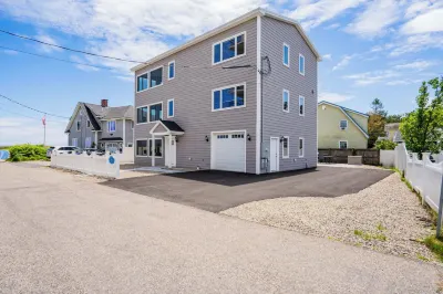 Oceanfront Home - Beach Access - Deck + Ping Pong Hotels in 