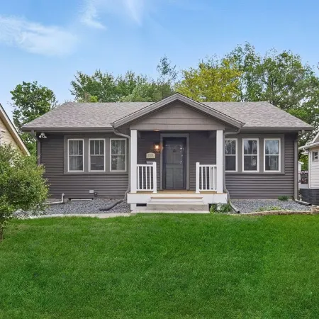 Recently Remodeled! Charming 2-bedroom bungalow in terrific DSM neighborhood
