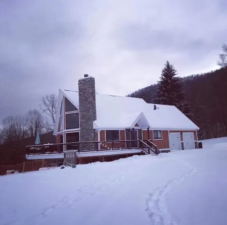 Hot Tub Year Round, Pickleball, Sleeps 10, Seneca Wine Trail Nearby