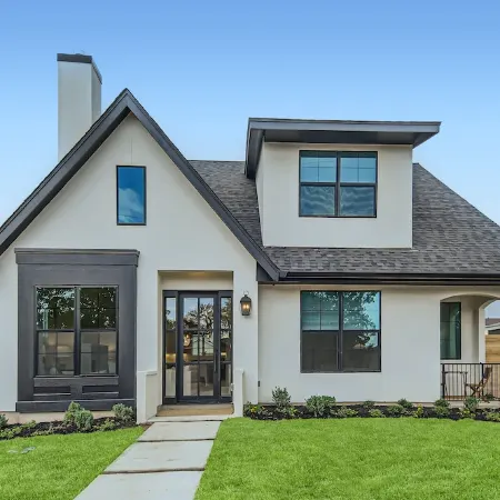 Stunning home with pool, walking distance to the square