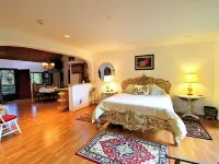 Beautiful Spacious Cottage on 1.5 Acre of Lush, Gated Property.  30 Day Minimum. Hotels in Pupukea