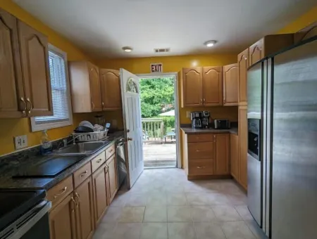 Hans' Villa - Charming 8 Bedroom Home with 2 Baths