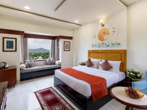 Traavista Aravali Mahal - Luxury Lake View Heritage Resort