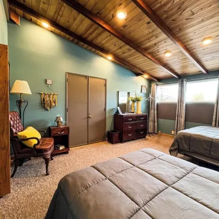 THE LOFT 3 level urban cabin with a HUGE patio! Отели в г. Уилмар