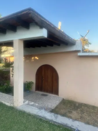 Charming 2-bedroom cottage with WiFi, AC in tranquil Tequesquitengo